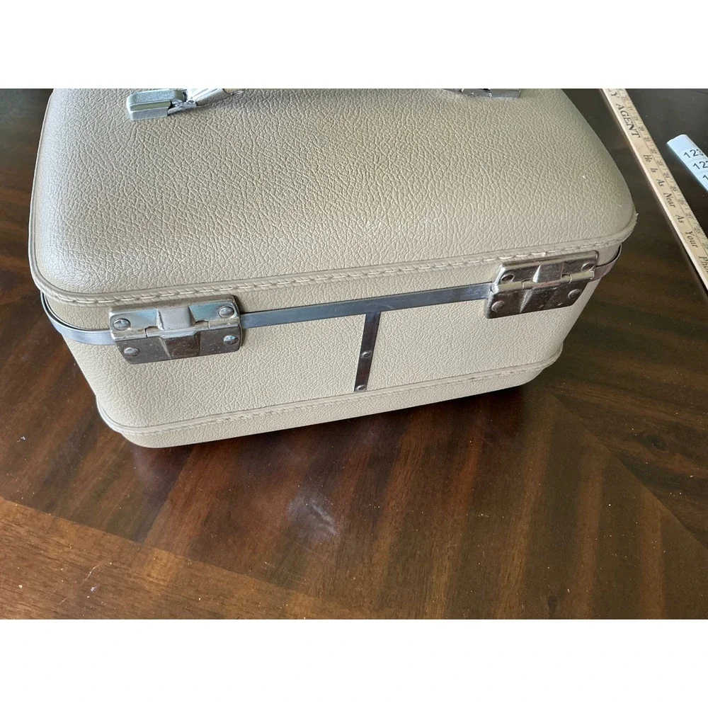 American Tourister Vintage Train Case Tri-Taper Tan Hard Shell Makeup Bag No Key